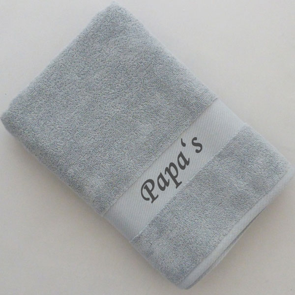 Saunatuch mit Namen personalisieren hell graues Saunatuch mit Namen personalisiert, Bestickung "Papa's" in dunkelgrau