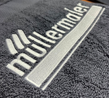 Duschtuch mit Logo besticken dunkelgraues Duschtuch mit Logo bestickt in weiss, große Bestickung