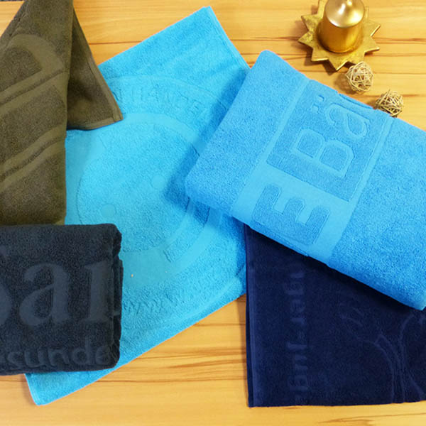 Handtuch Logo-einwebung hoch-tief mehrere Handtücher hoch-tief eingewebt u.a. mit Firmenlogo, Vereinslogo, Handtücher in blau, schwarz, navy und braun.