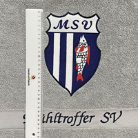Handtücher mit Logo besticken silbernes Handtuch mit Logo bestickt in blau, weiss