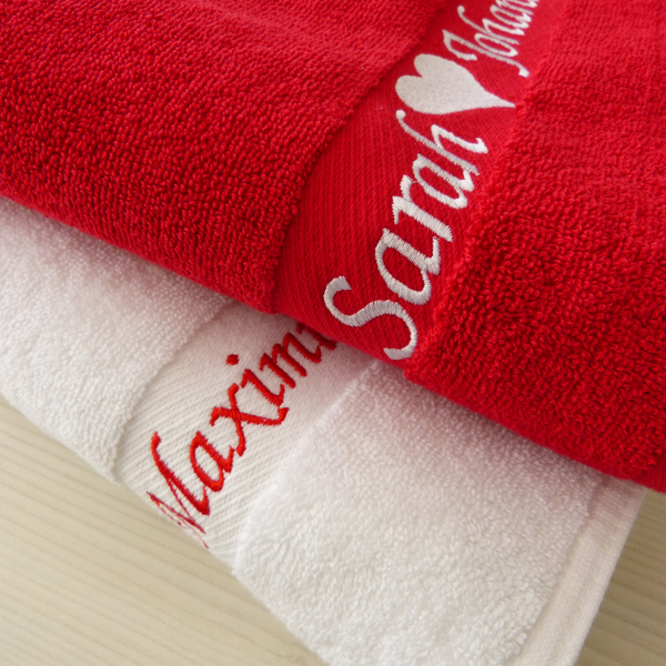 zwei Handtücher mit Namen bestickt, rotes Handtuch in weiss bestickt, weißes Handtuch in rot bestickt, Name+Herz Bestickung