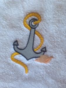 Stickmotiv Anker mit Muschel und mit Namen auf Handtuch bestickt